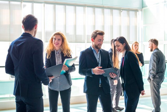 Contato profissional: como criar um bom networking na área da saúde?
